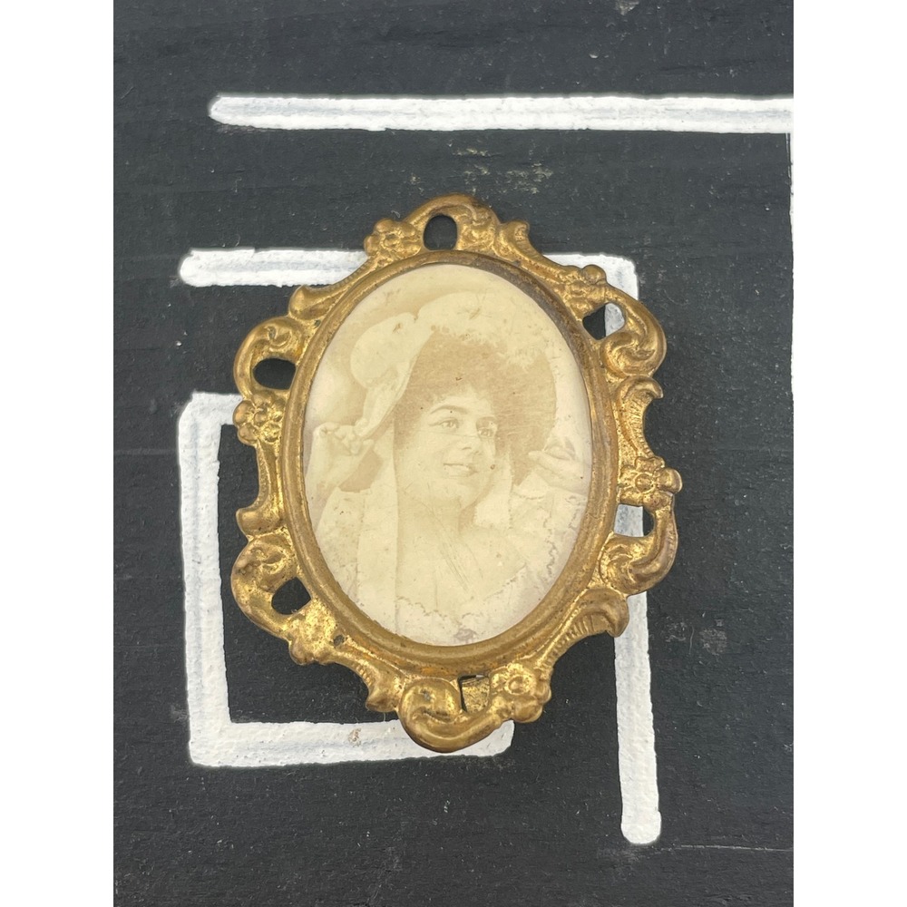 Antique Gibson Girl Era Portrait Brooch Real Photo Brass Frame c.1900‎ Edwardian